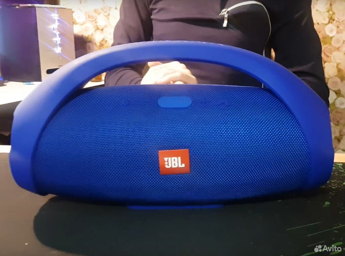 Бомбокс. JBL Boombox синий. Колонка JBL синяя большая. Колонка JBL синяя с ручкой большая. Колонка Бумбокс большая с ручкой.