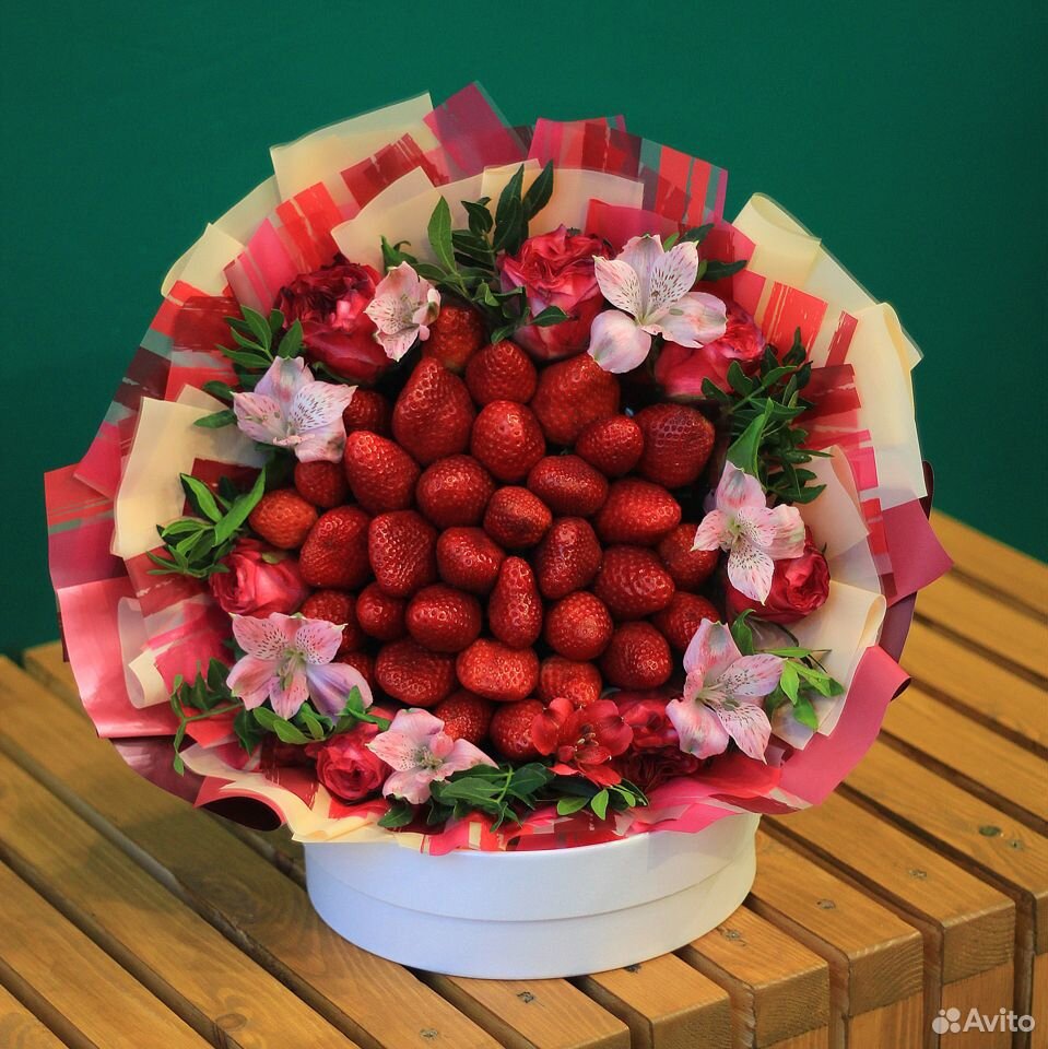Клубничный букет с цветами купить на Зозу.ру - фотография № 4