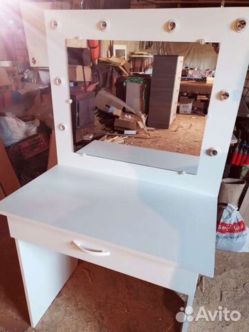 Продам столик туалетный с зеркалом (новый)