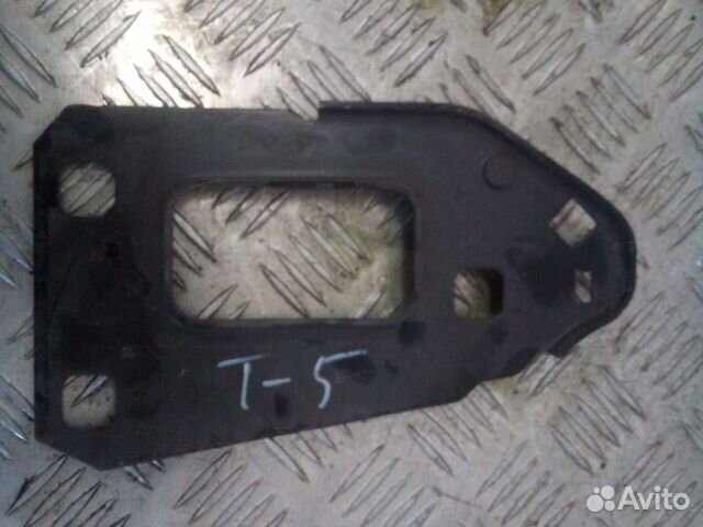 Кронштейн усилителя переднего бампера VW T5