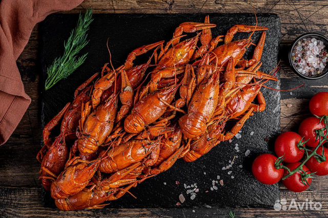 Живые и вареные раки Волжские