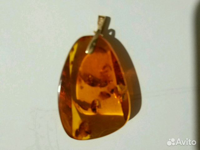 Золотой кулон с янтарем