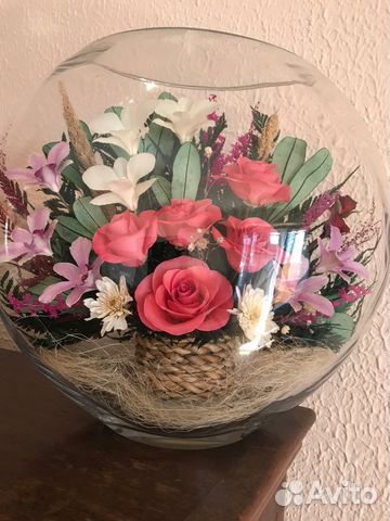 Живые цветы в стекле