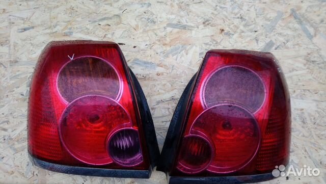 Задние фонари на Toyota Avensis 2005 год