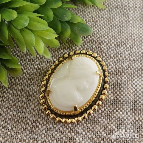 Брошь Камея Дама кремовая gold, винтажное стекло Брошь Камея Дама кремовая gold, винтажное стекло