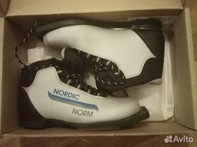 Лыжи пластиковые, ботинки и палки