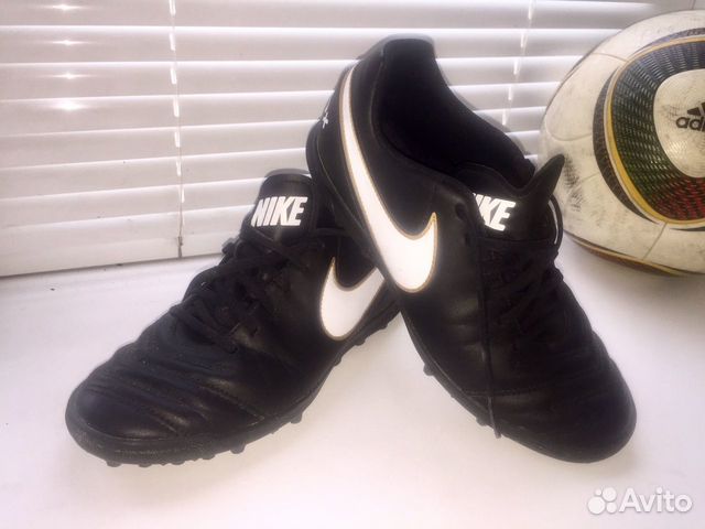 Футбольные бутсы (шиповки)