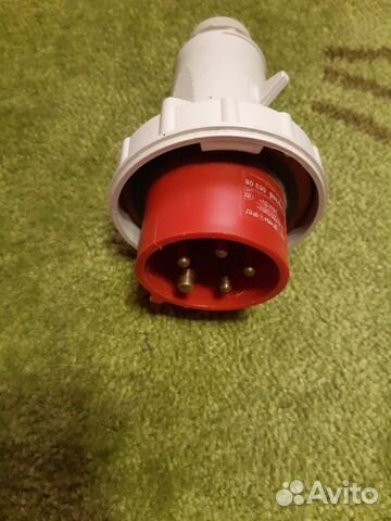 Вилка с розеткой Legrand 563 08/553 08 (3P+N+) Вилка с розеткой Legrand 563 08/553 08 (3P+N+)