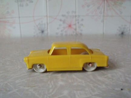 Автомобиль Москвич игрушка СССР пластик 60-е годы