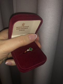 Золотое кольцо с бриллиантами и изумрудом мюз