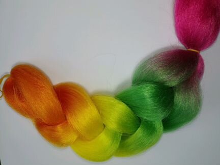 Канекалон четырёх цветный