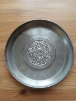 Тарелка с тисненным рисунком 