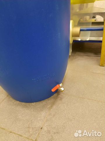 Бочка с краном для капельного полива растений