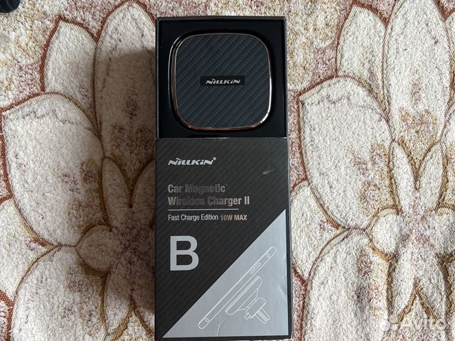 Беспроводная зарядка в машину