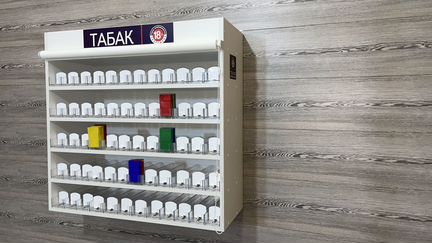 Подвесной табачный шкаф на 60 видов