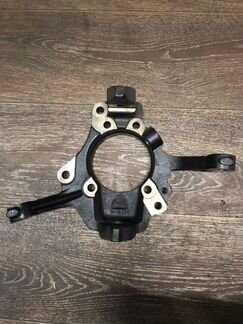 Кулак поворотный левый Discovery 2 Land Rover