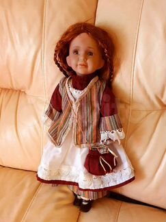 Кукла фарфоровая