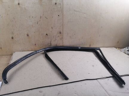 Уплотнитель стекла задний правый Mercedes-Benz