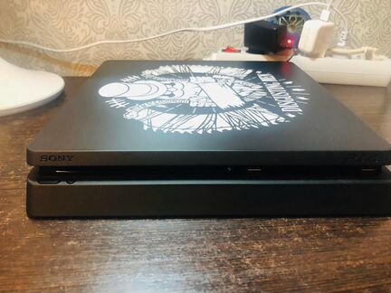 PS4 Slim + 3 игры, + второй кабель hdmi