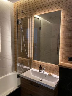 Монтаж стеклянных душевых