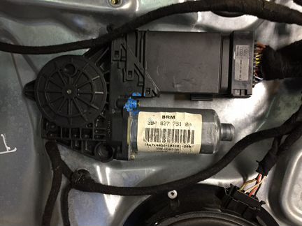Мотор стеклоподъемника L 3B4837751BA vw passat b5