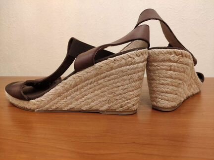 Босоножки кожаные на танкетке