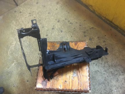 Бмв ф10 крепление фара