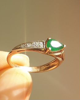 Золотое кольцо с бриллиантами и изумрудом
