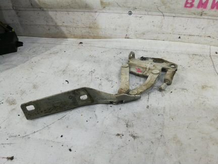 Петля капота передняя левая Volkswagen Passat B6