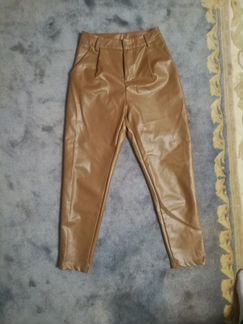 Брюки эко-кожа беж.новые 42 р