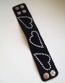 Замшевый браслет со стразами