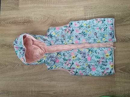 Жилет двухсторонний девочке 140 демисезонный