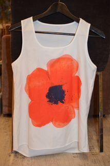 Белая блузка с маком