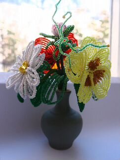 Сувенир - букет цветов из бисера в вазочке