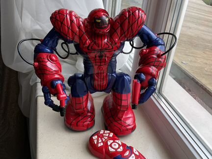 Танцующий робот человек -паук Spider-Man