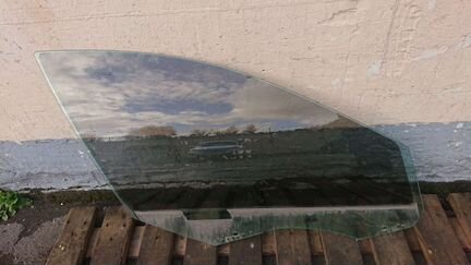 Стекло ф10 переднее правое бмв