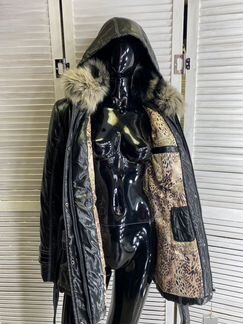 Чёрная лаковая куртка с мехом