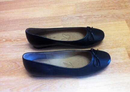 Новые кожаные балетки Caprice (39) черные