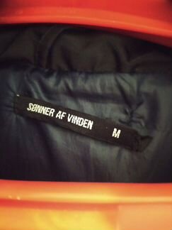 Пуховик sonner af vinden