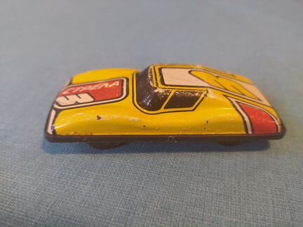 Игрушечная машинка 