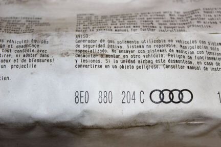 Подушка безопасности в торпедо Audi A4