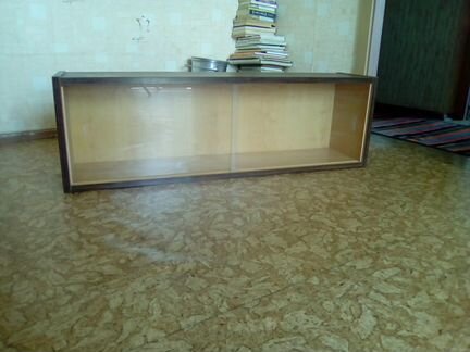 Несколько столов столиков тумб освобождаю квартиру