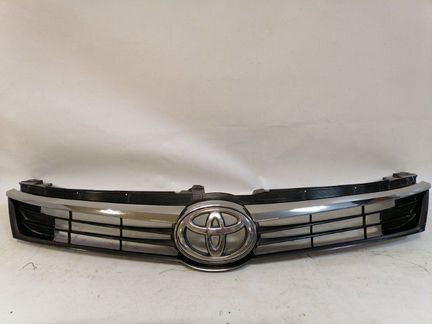 Решетка радиатора передняя верхняя Toyota Camry