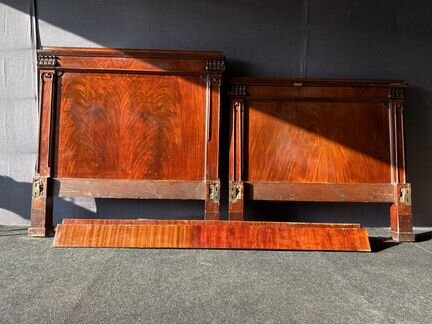 Большая ампирная кровать