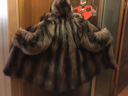 Шуба из меха енота с капюшоном