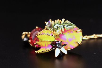 Кулон с цветами и мушкой Les Nereides Gucci