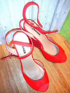 Яркие красные туфли