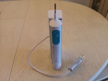 Электрическая зубная щетка Braun